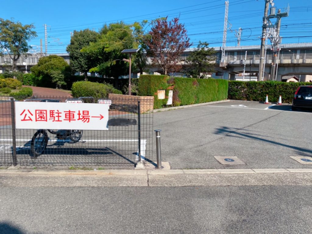 駐車場には看板があります